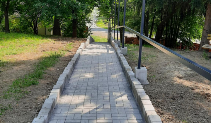 Rekonštrukcia a modernizácia schodov v parku pri spoločenskom areáli
