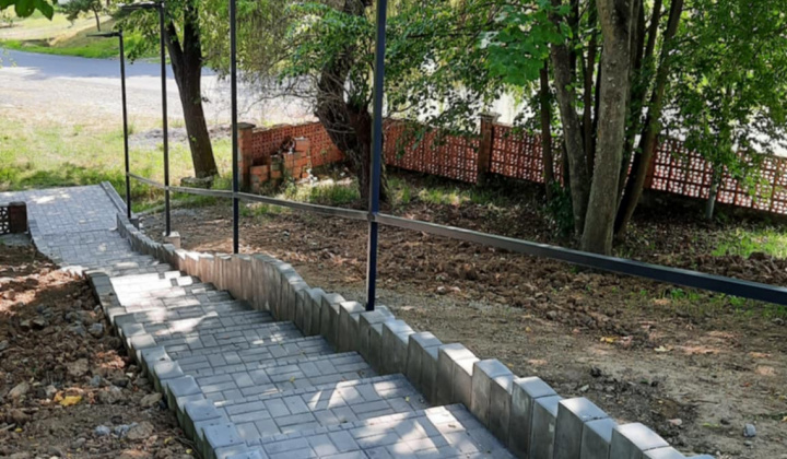 Rekonštrukcia a modernizácia schodov v parku pri spoločenskom areáli