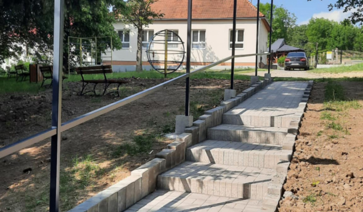 Rekonštrukcia a modernizácia schodov v parku pri spoločenskom areáli